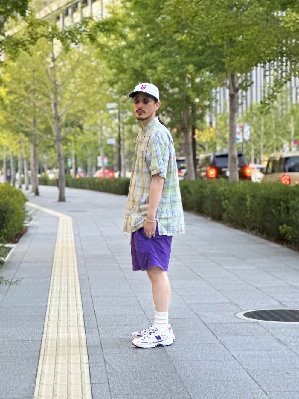 その他のシャツ/ブラウス、パープル系のその他パンツ、ホワイト系のスニーカーを着用したメンズの夏コーディネートの4枚目の写真