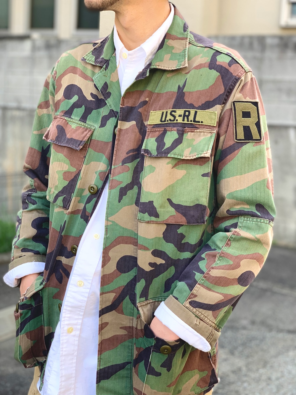 ホワイト系のシャツ/ブラウス、グリーン系のシャツ/ブラウス、ベージュ系のその他パンツを着用したメンズの春コーディネートの3枚目の写真