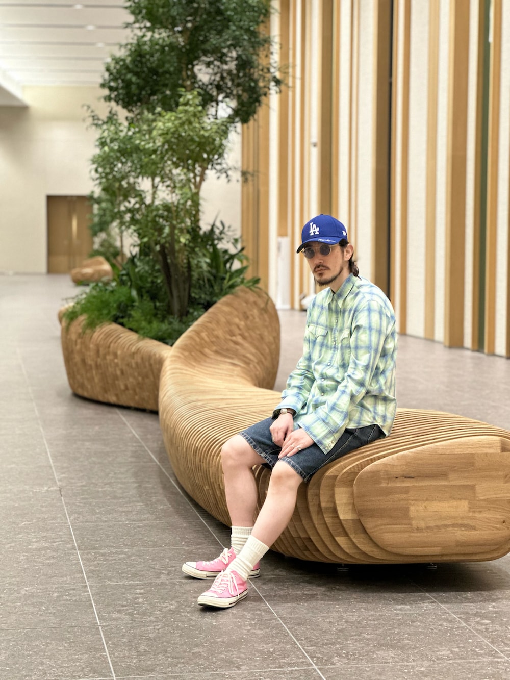 ピンク系のスニーカー、その他のシャツ/ブラウス、ブルー系のパンツを着用したメンズの夏コーディネートの4枚目の写真