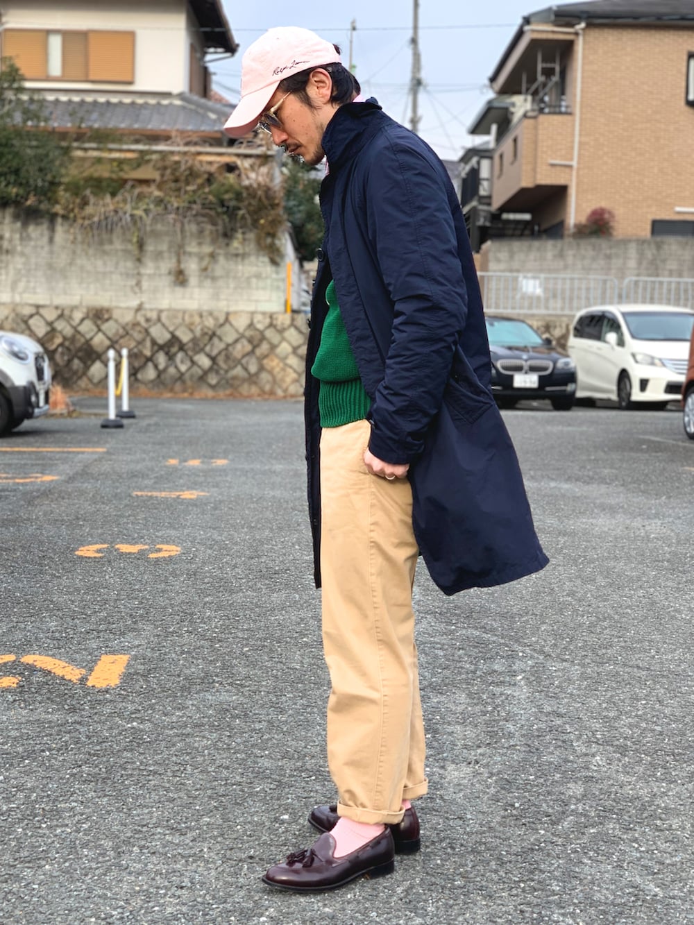 ピンク系のシャツ/ブラウス、グリーン系のニット/セーター、ブルー系のその他アウターを着用したメンズの冬コーディネートの2枚目の写真