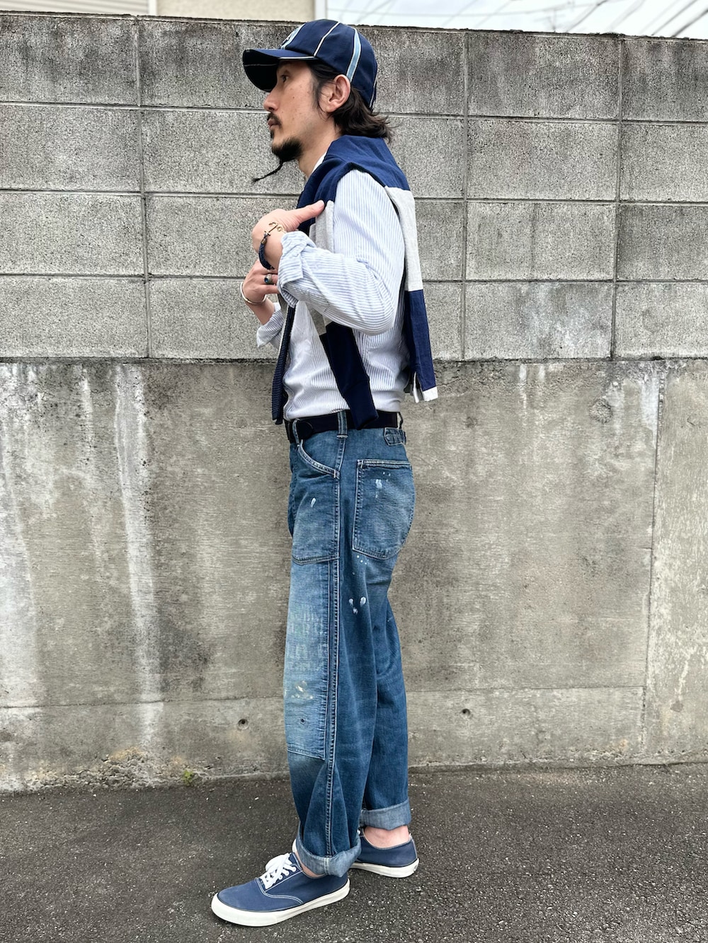 ブルー系のシャツ/ブラウス、ブルー系のネクタイ、グレー系のポロシャツを着用したメンズの春コーディネートの4枚目の写真