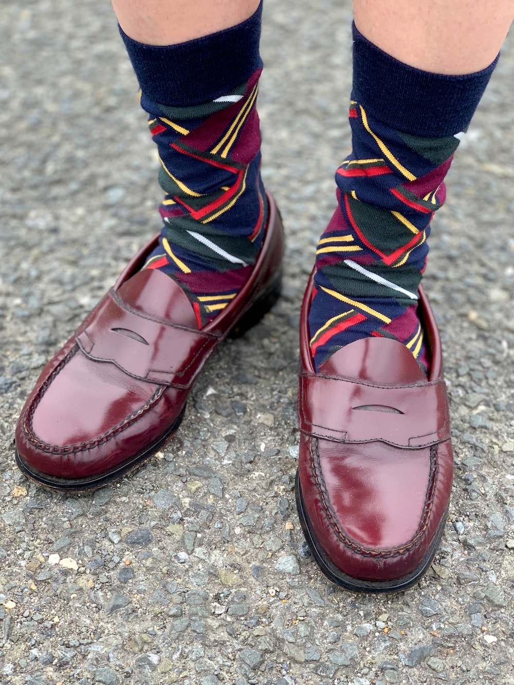 その他のポロシャツ、グレー系のパンツ、レッド系のローファーを着用したメンズの夏コーディネートの4枚目の写真