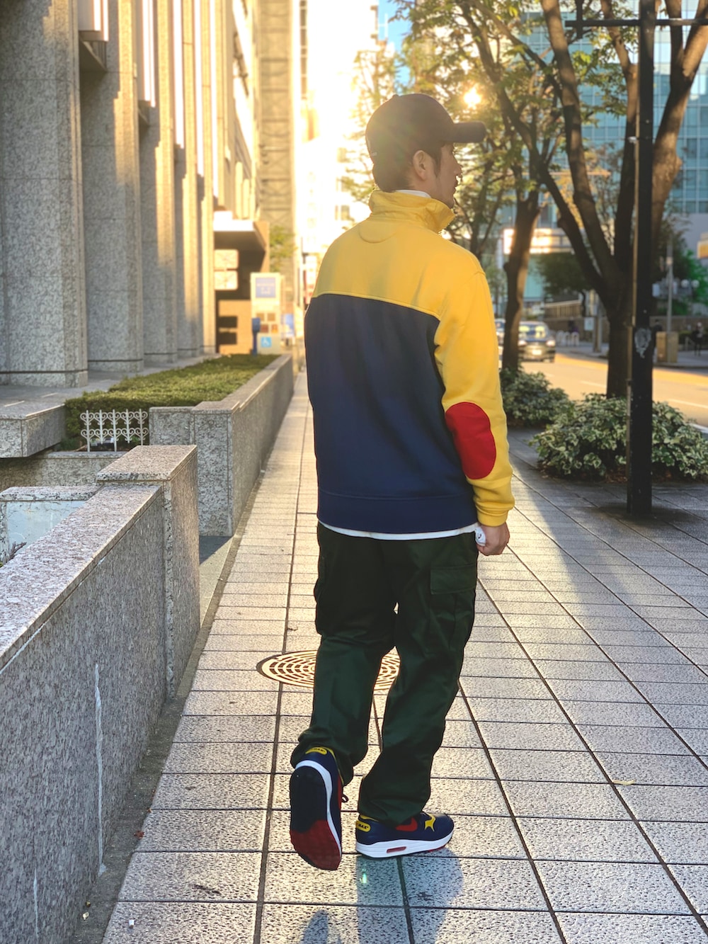 その他のトップス、ホワイト系のTシャツ/カットソー、グリーン系のその他パンツを着用したメンズの秋コーディネートの3枚目の写真
