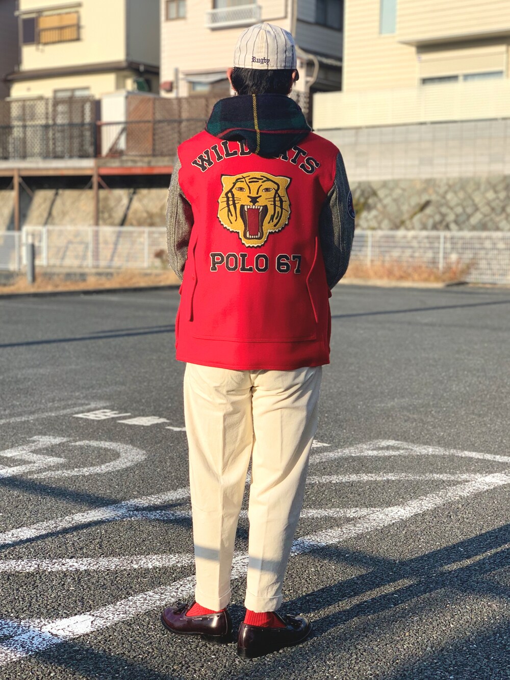 グリーン系のシャツ/ブラウス、ブルー系のニット/セーター、レッド系のジャケット/アウターを着用したメンズの冬コーディネートの5枚目の写真