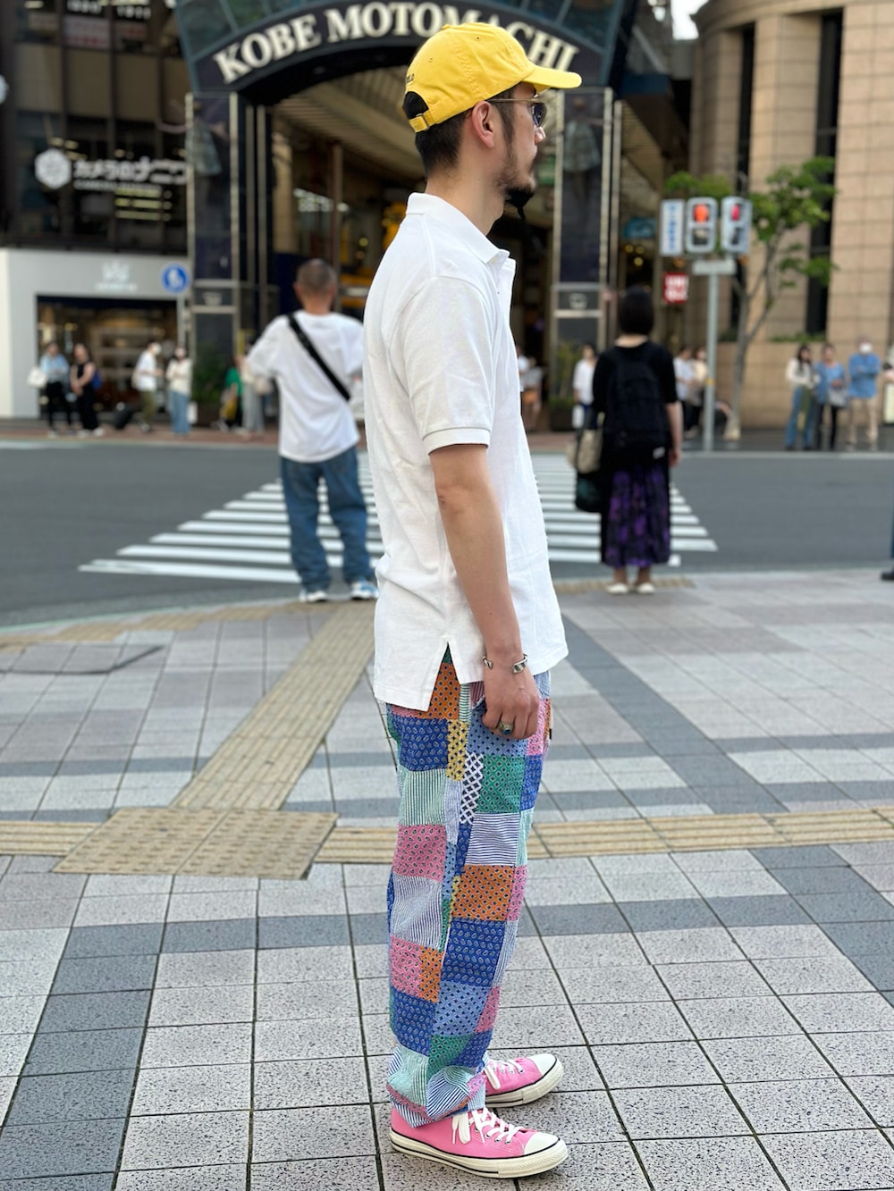 ホワイト系のポロシャツ、その他のその他パンツ、ピンク系のスニーカーを着用したメンズの春コーディネートの2枚目の写真