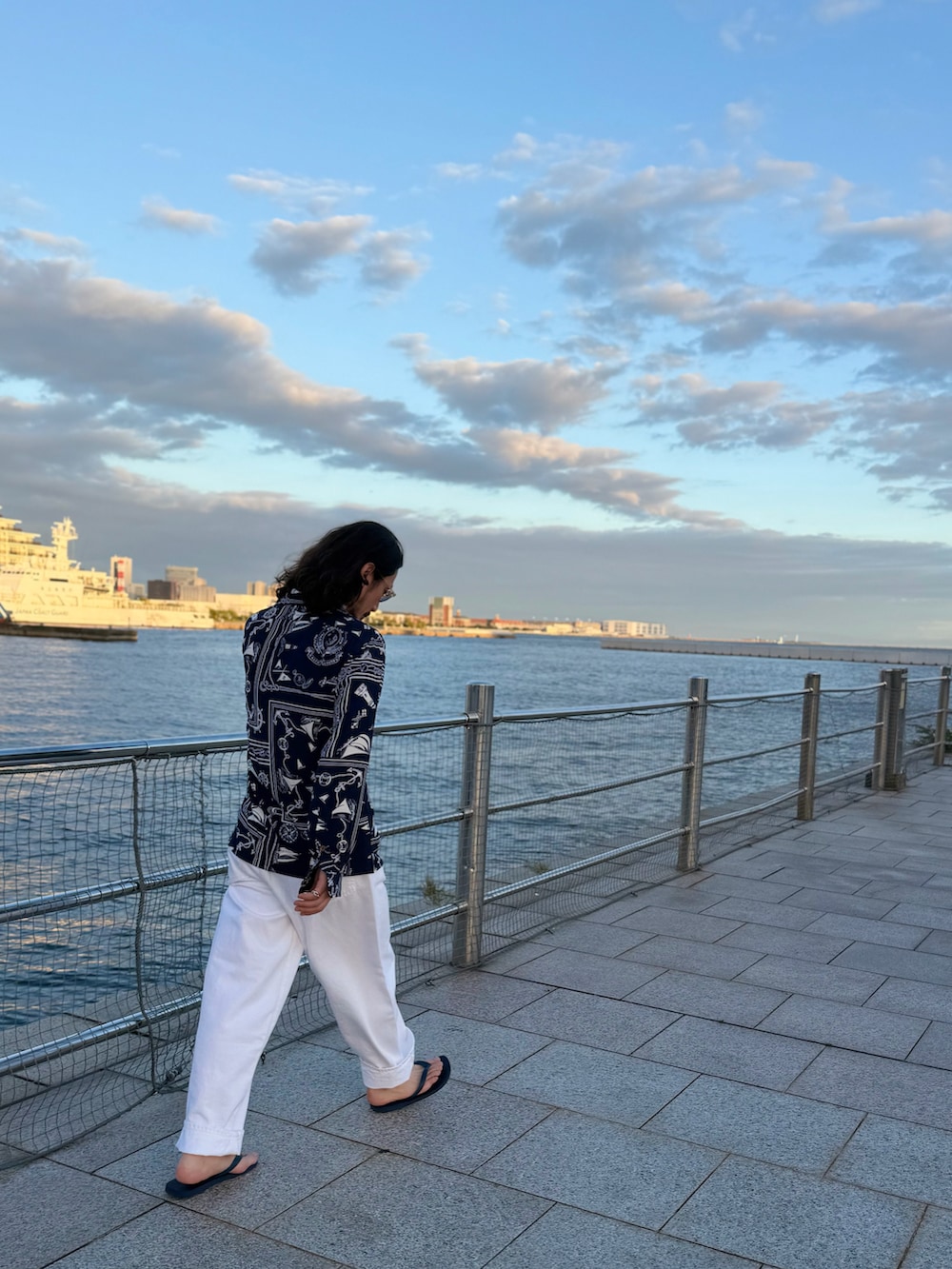 その他のシャツ/ブラウス、ホワイト系のデニムパンツ、ブルー系のサンダルを着用したメンズの夏コーディネートの4枚目の写真