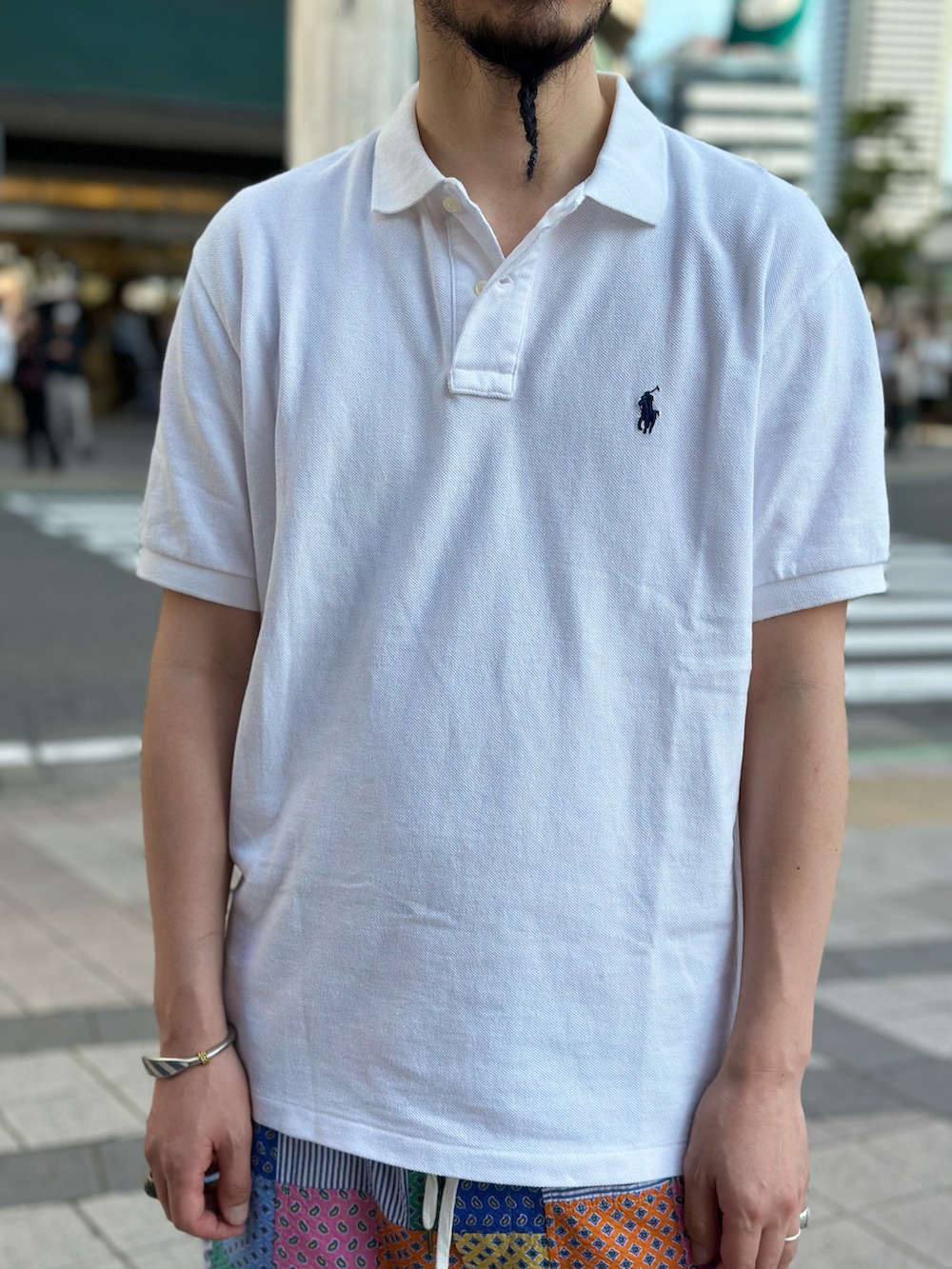 ホワイト系のポロシャツ、その他のその他パンツ、ピンク系のスニーカーを着用したメンズの春コーディネートの4枚目の写真