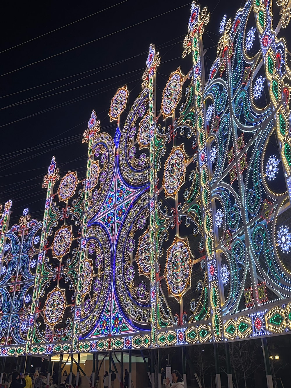 ブルー系のシャツ/ブラウス、ブルー系のネクタイ、ブルー系のポロシャツを着用したメンズの冬コーディネートの5枚目の写真