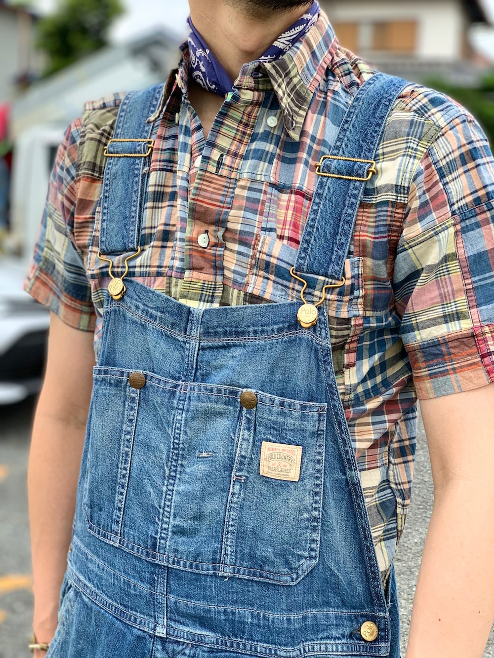 ブルー系のシャツ/ブラウス、ブルー系のサロペット/オーバーオール、ブラウン系のブーツを着用したメンズの夏コーディネートの2枚目の写真