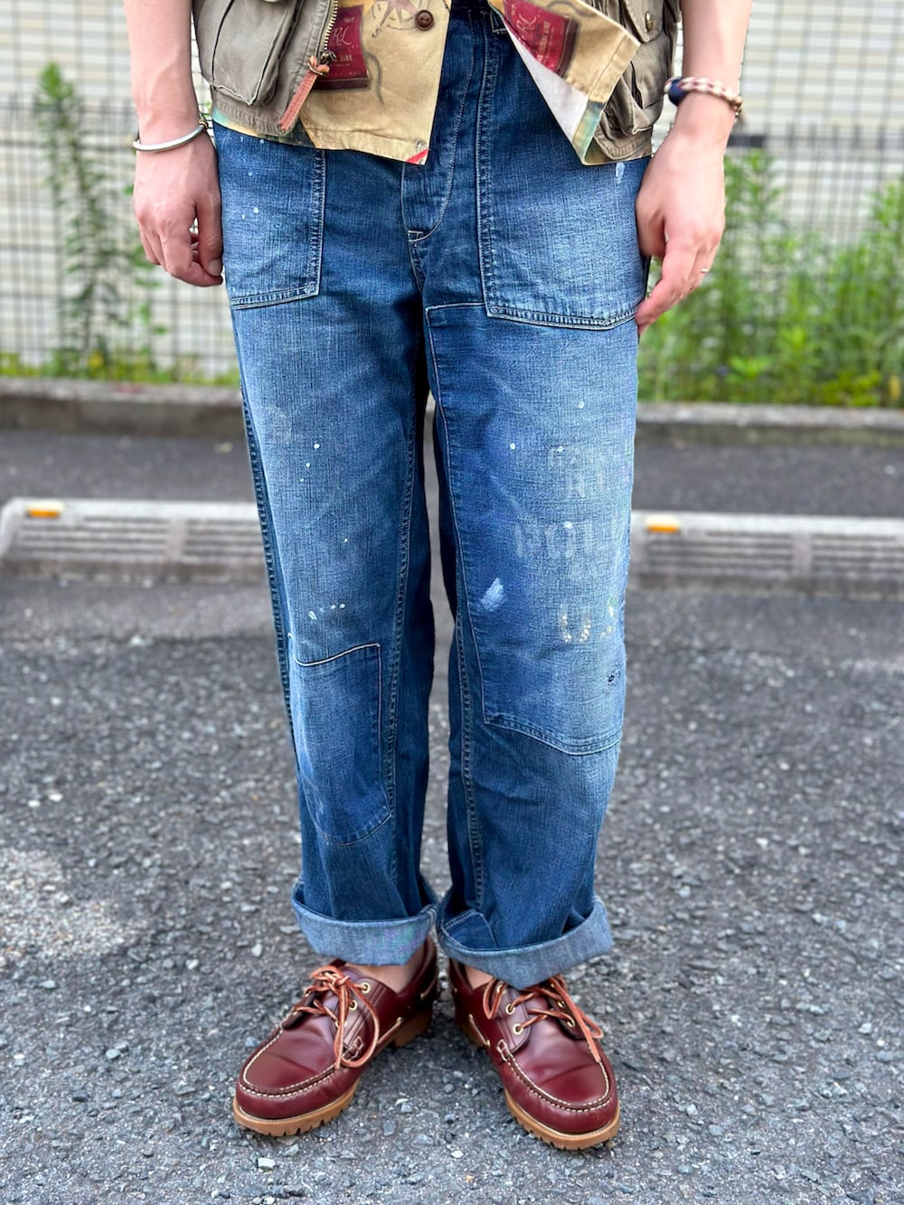 その他のシャツ/ブラウス、グリーン系のその他アウター、ブルー系のデニムパンツを着用したメンズの夏コーディネートの3枚目の写真