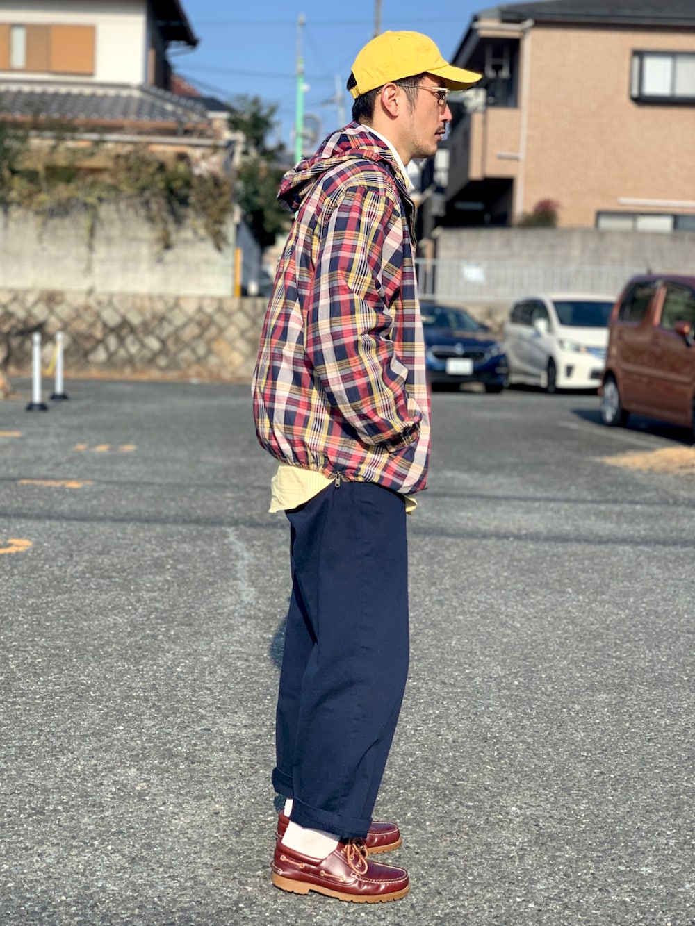 グレー系のTシャツ/カットソー、その他のジャケット/アウター、ブルー系のその他パンツを着用したメンズの春コーディネートの3枚目の写真