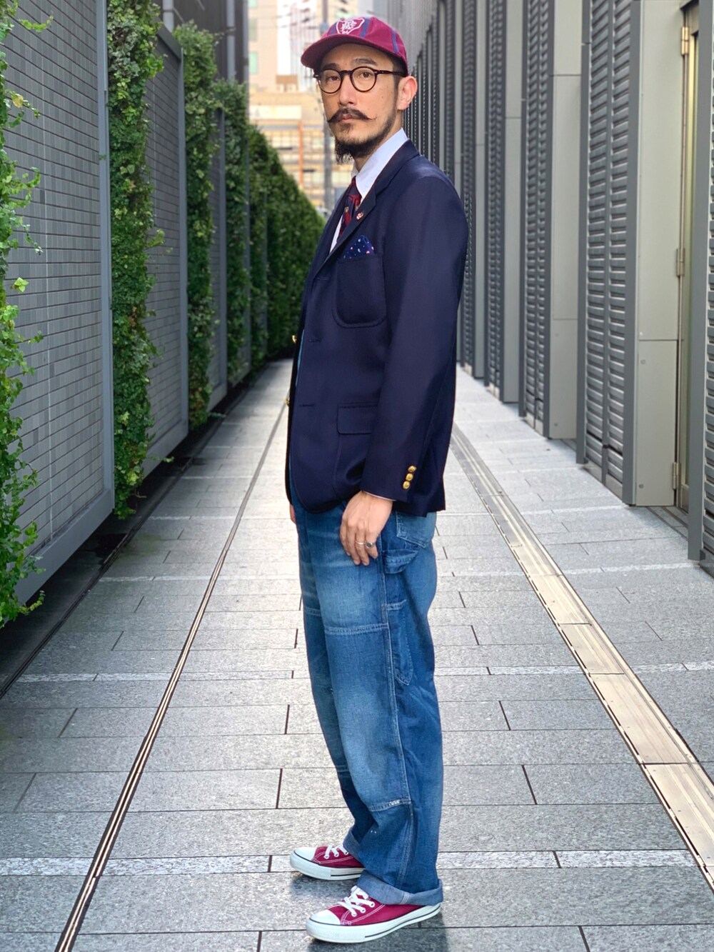 ホワイト系のシャツ/ブラウス、レッド系のネクタイ、ゴールド系のネクタイピンを着用したメンズの秋コーディネートの4枚目の写真