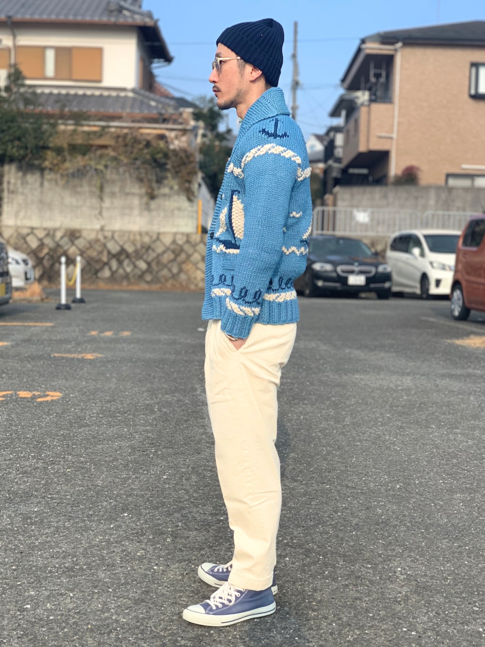 ホワイト系のニット/セーター、ブルー系のカーディガン/ボレロ、ベージュ系のその他パンツを着用したメンズの春コーディネートの5枚目の写真