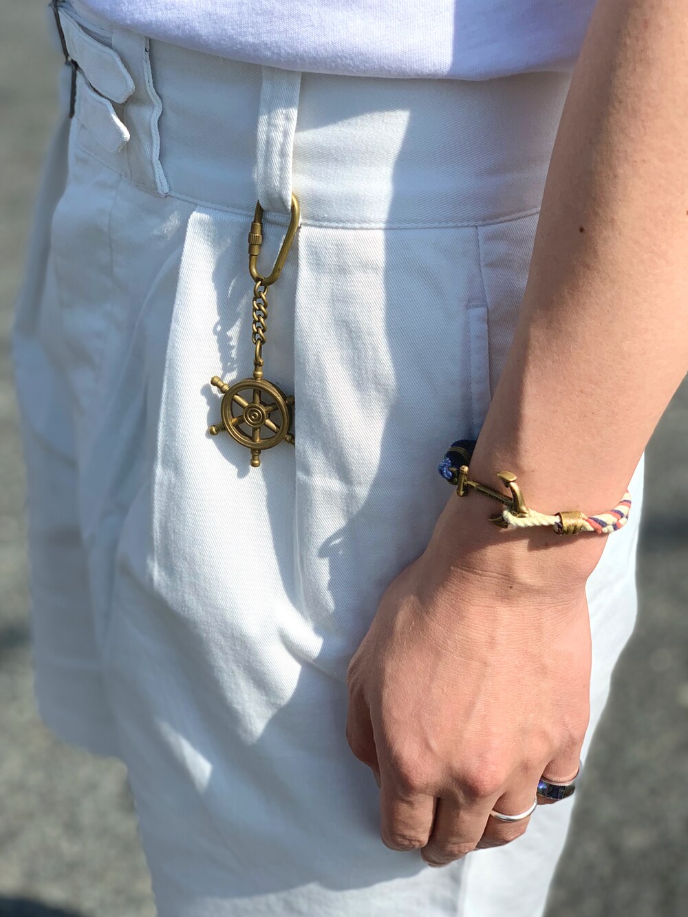 ホワイト系のTシャツ/カットソー、ホワイト系のチノパンツ、ホワイト系のスニーカーを着用したメンズの夏コーディネートの5枚目の写真