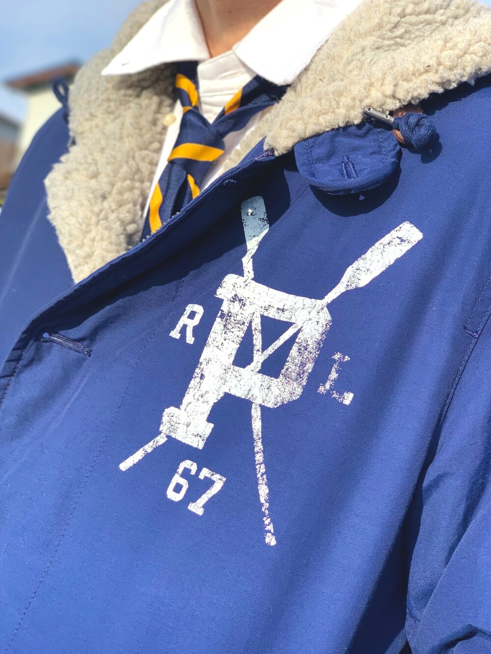 ホワイト系のシャツ/ブラウス、イエロー系のネクタイ、グレー系のパンツを着用したメンズの冬コーディネートの4枚目の写真