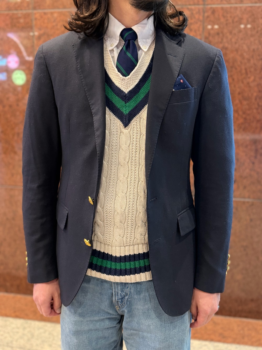 グリーン系のネクタイ、ブルー系のテーラードジャケット、ホワイト系のベストを着用したメンズの春コーディネートの4枚目の写真