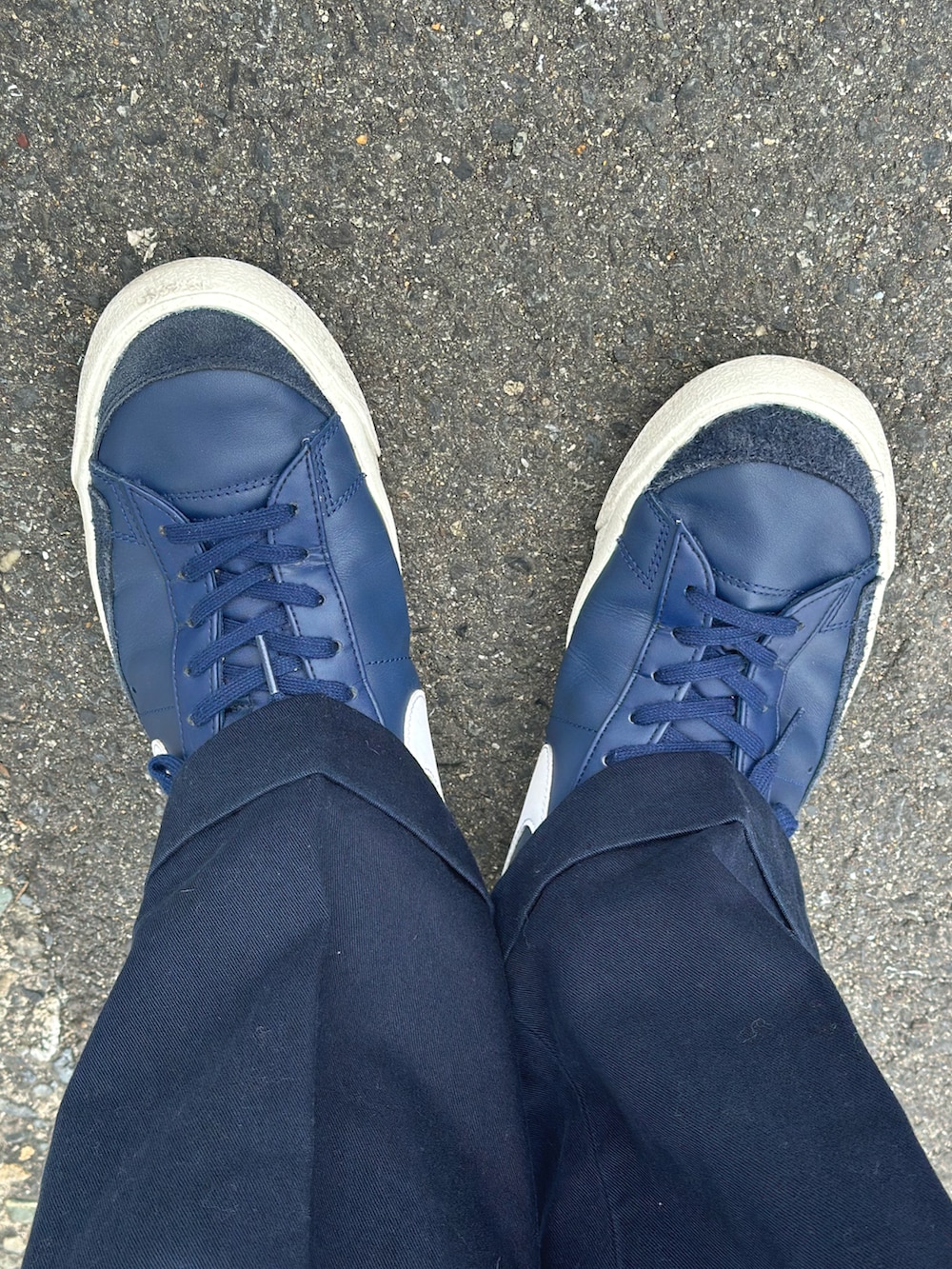 ブルー系のパーカー、ブルー系のスタジャン、ブルー系のその他パンツを着用したメンズの冬コーディネートの5枚目の写真