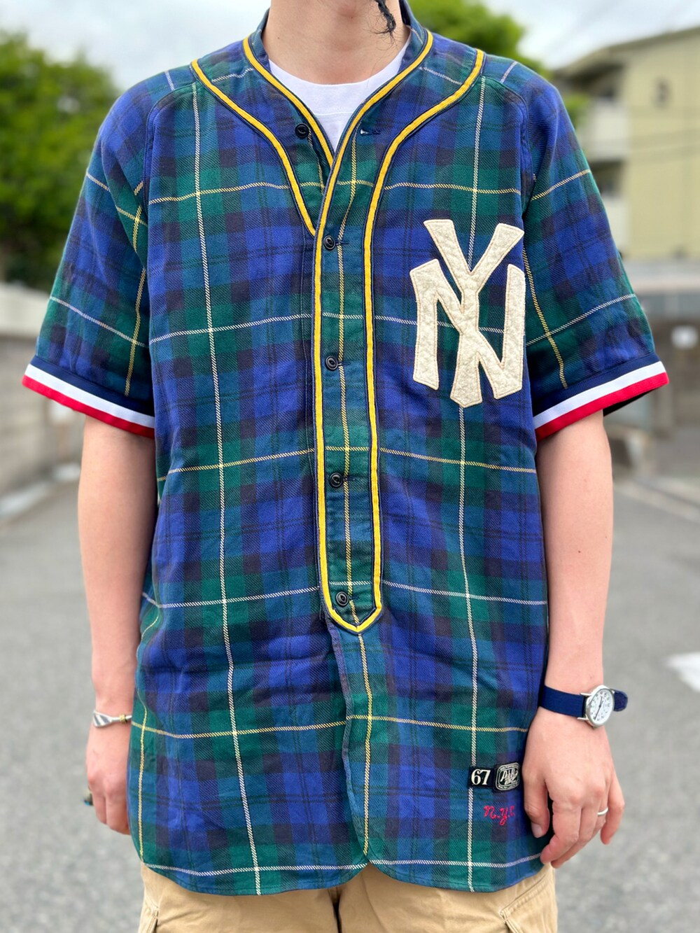 その他のトップス、ベージュ系のその他パンツ、レッド系のローファーを着用したメンズの夏コーディネートの4枚目の写真