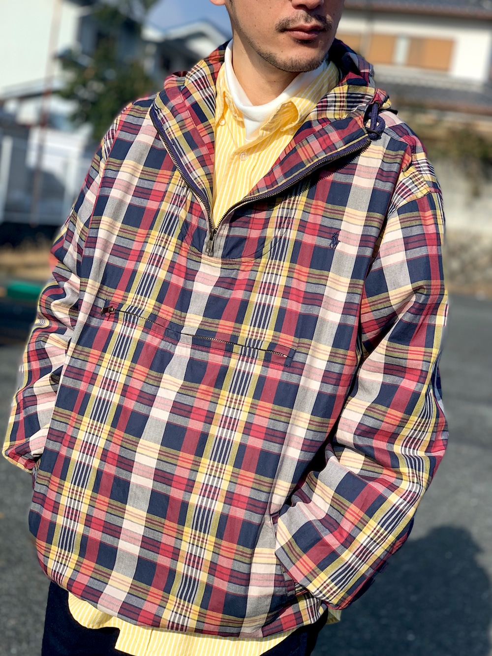 グレー系のTシャツ/カットソー、その他のジャケット/アウター、ブルー系のその他パンツを着用したメンズの春コーディネートの2枚目の写真