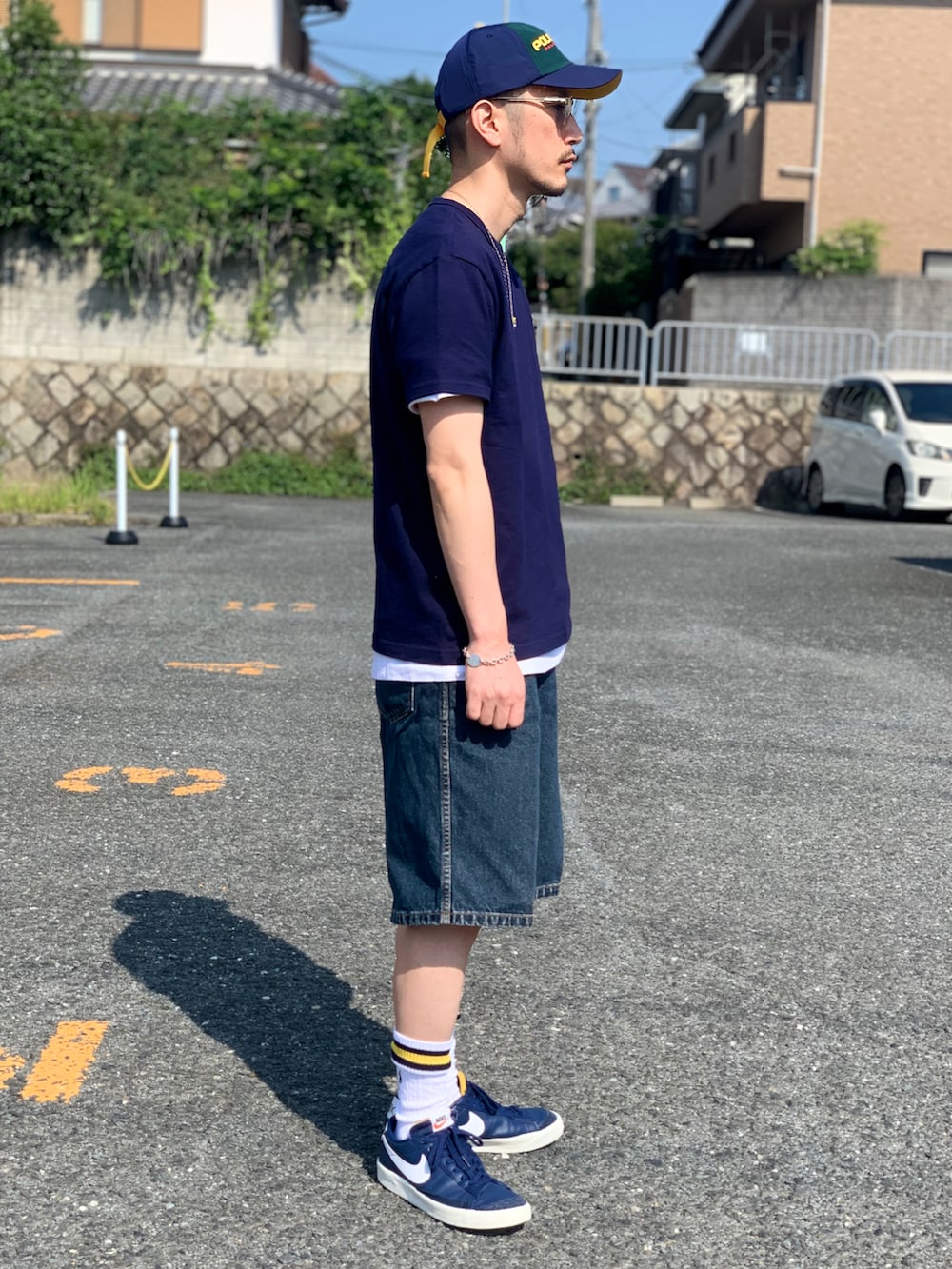 ブルー系のTシャツ/カットソー、ブルー系のデニムパンツ、ブルー系のスニーカーを着用したメンズの春コーディネートの3枚目の写真