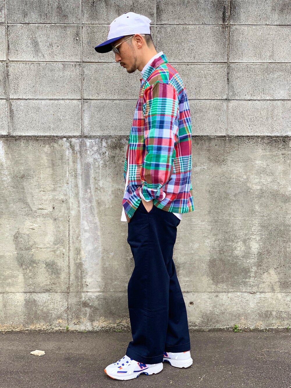 ホワイト系のシャツ/ブラウス、その他のシャツ/ブラウス、ブルー系のその他パンツを着用したメンズの春コーディネートの3枚目の写真