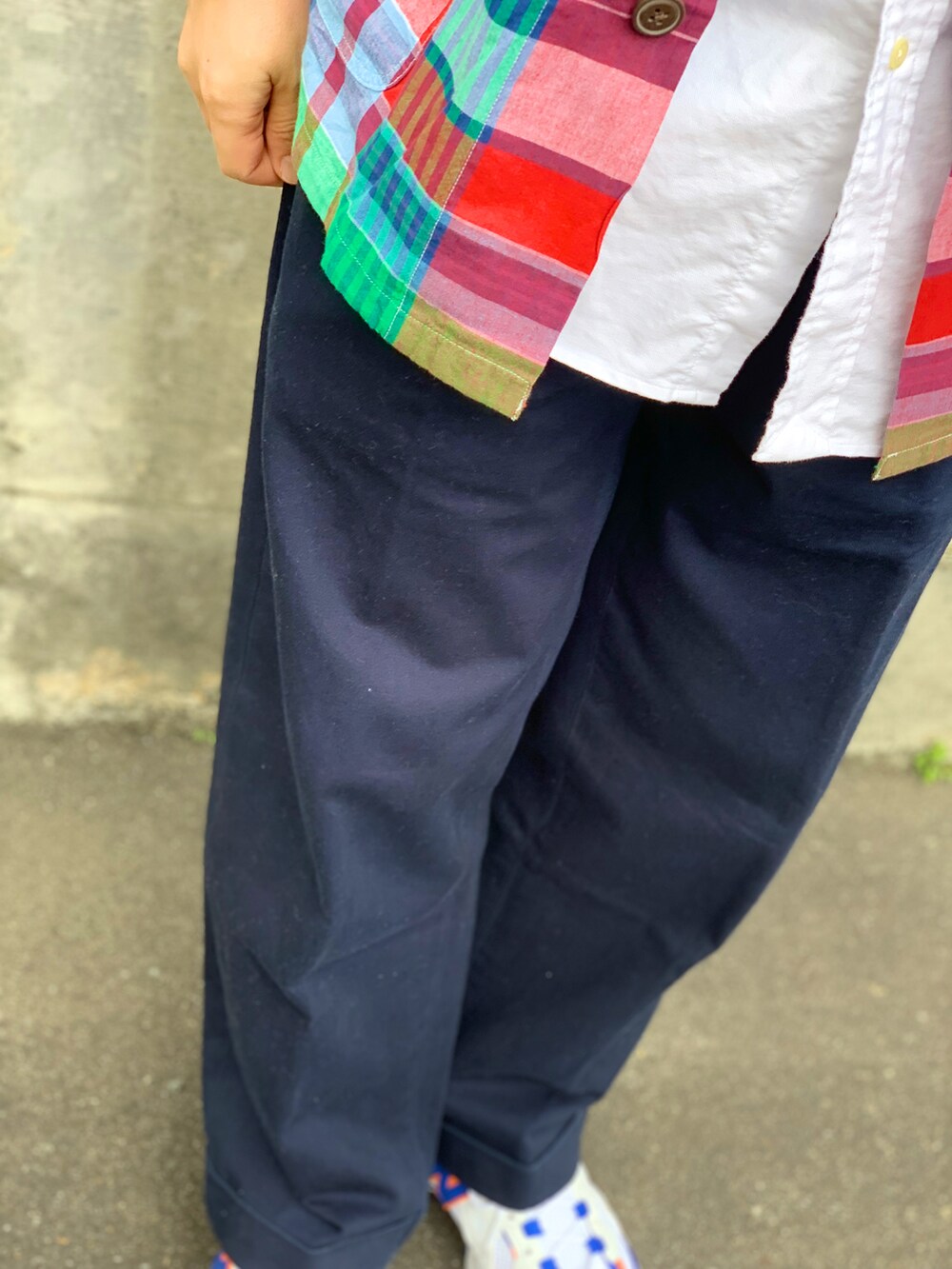 ホワイト系のシャツ/ブラウス、その他のシャツ/ブラウス、ブルー系のその他パンツを着用したメンズの春コーディネートの5枚目の写真