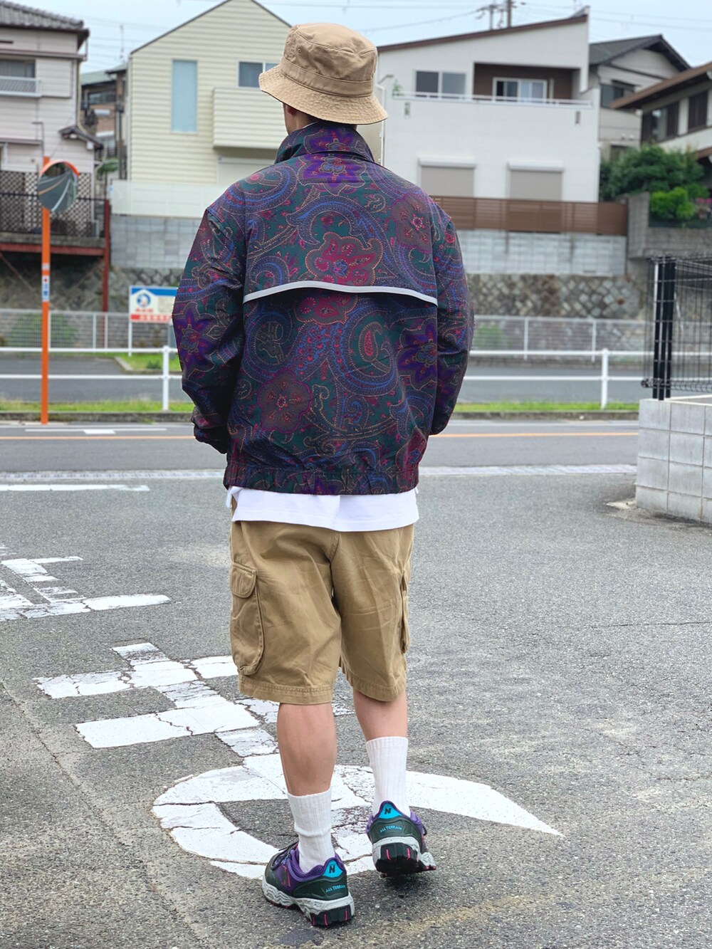 ホワイト系のポロシャツ、その他のその他アウター、ベージュ系のその他パンツを着用したメンズの夏コーディネートの5枚目の写真