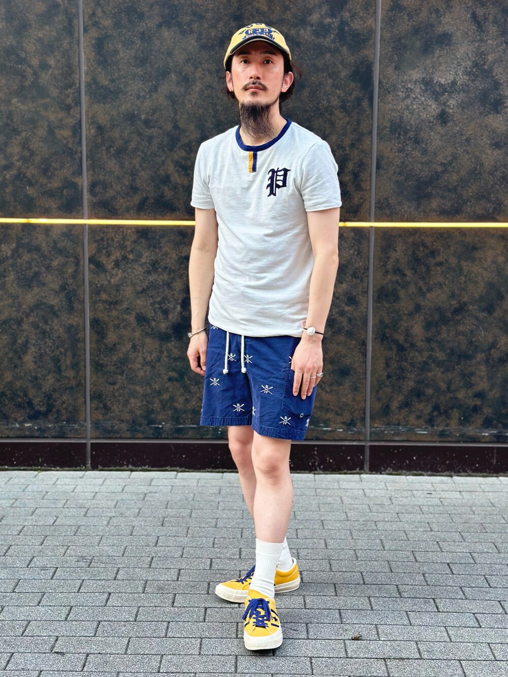 ホワイト系のTシャツ/カットソー、ブルー系のその他パンツ、ゴールド系のスニーカーを着用したメンズの夏コーディネートの2枚目の写真
