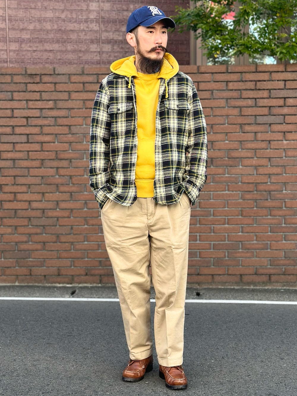 ブルー系のシャツ/ブラウス、イエロー系のパーカー、その他のシャツ/ブラウスを着用したメンズの冬コーディネートの4枚目の写真