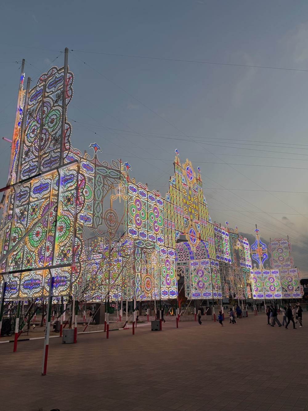 ベージュ系のシャツ/ブラウス、グリーン系のベスト、ブラウン系のチェスターコートを着用したメンズの冬コーディネートの5枚目の写真