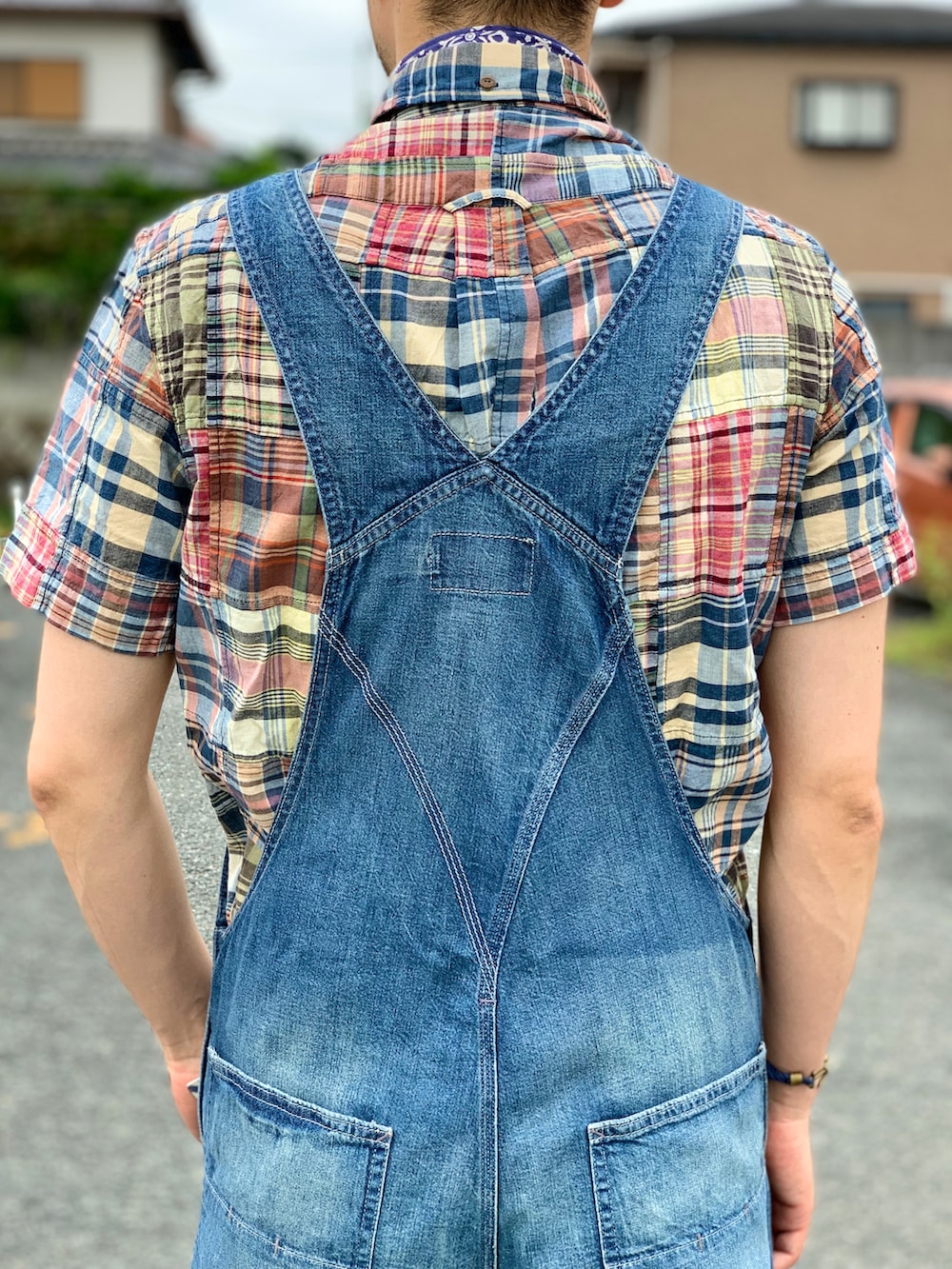 ブルー系のシャツ/ブラウス、ブルー系のサロペット/オーバーオール、ブラウン系のブーツを着用したメンズの夏コーディネートの5枚目の写真