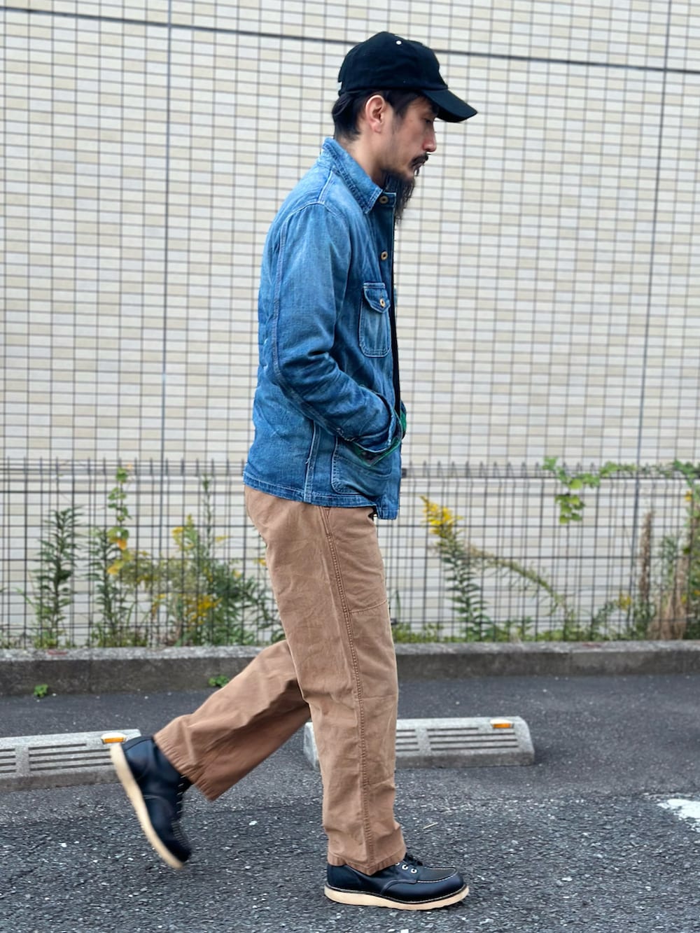 ホワイト系のTシャツ/カットソー、その他のシャツ/ブラウス、ブルー系のデニムジャケットを着用したメンズの秋コーディネートの4枚目の写真