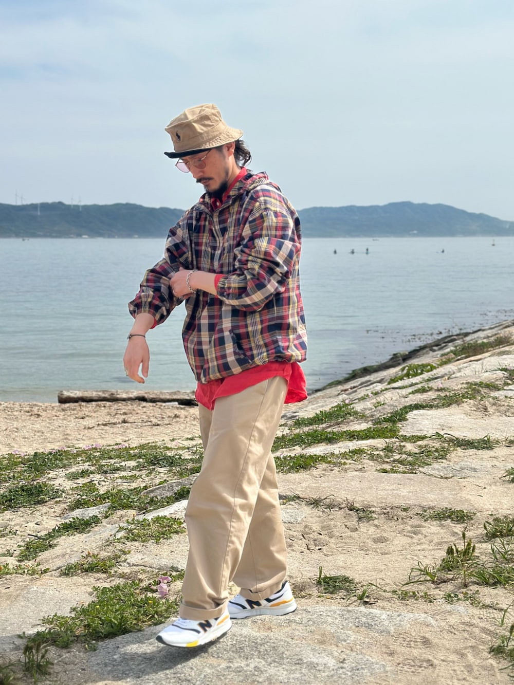 レッド系のシャツ/ブラウス、その他のジャケット/アウター、ベージュ系のパンツを着用したメンズの春コーディネートの2枚目の写真