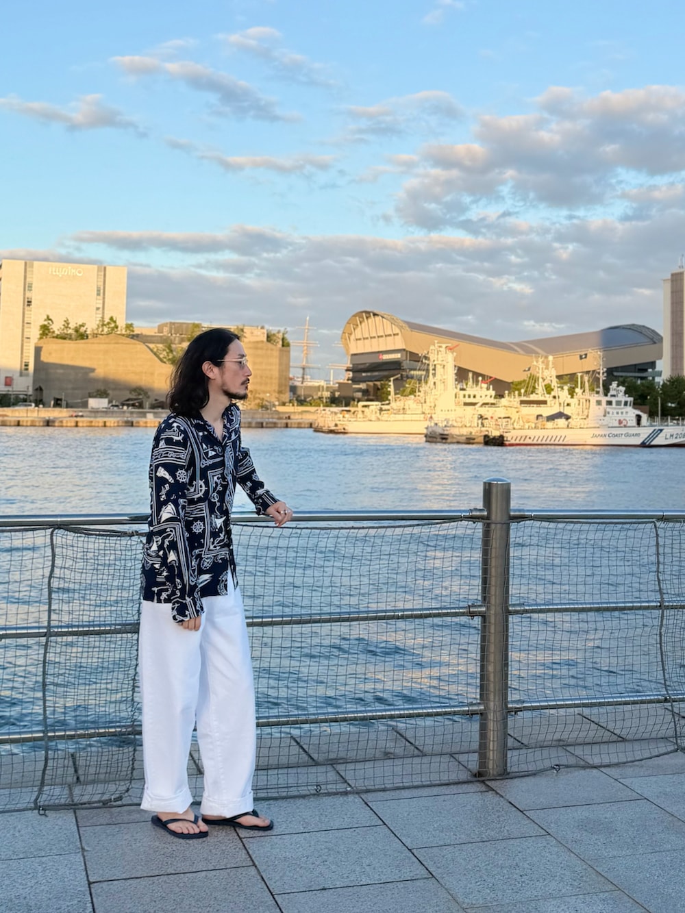 その他のシャツ/ブラウス、ホワイト系のデニムパンツ、ブルー系のサンダルを着用したメンズの夏コーディネートの2枚目の写真