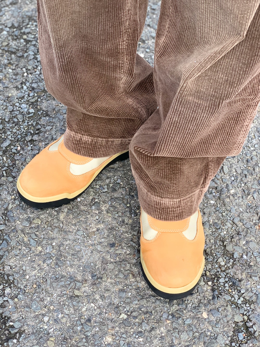 レッド系のシャツ/ブラウス、ブラウン系のデニムパンツ、ブラウン系のブーツを着用したメンズの秋コーディネートの5枚目の写真