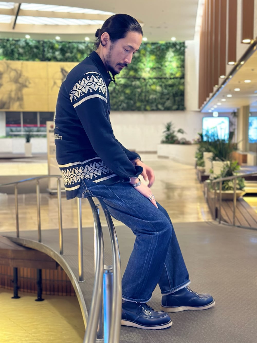 ブラック系のシャツ/ブラウス、ブルー系のデニムパンツ、ブラック系のブーツを着用したメンズの秋コーディネートの2枚目の写真