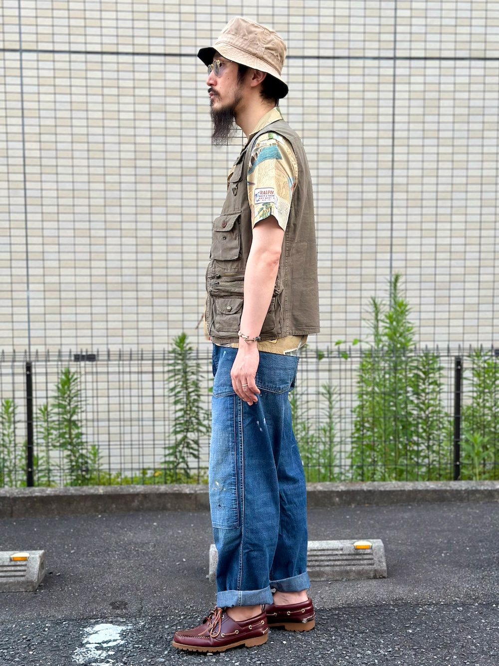 その他のシャツ/ブラウス、グリーン系のその他アウター、ブルー系のデニムパンツを着用したメンズの夏コーディネートの2枚目の写真