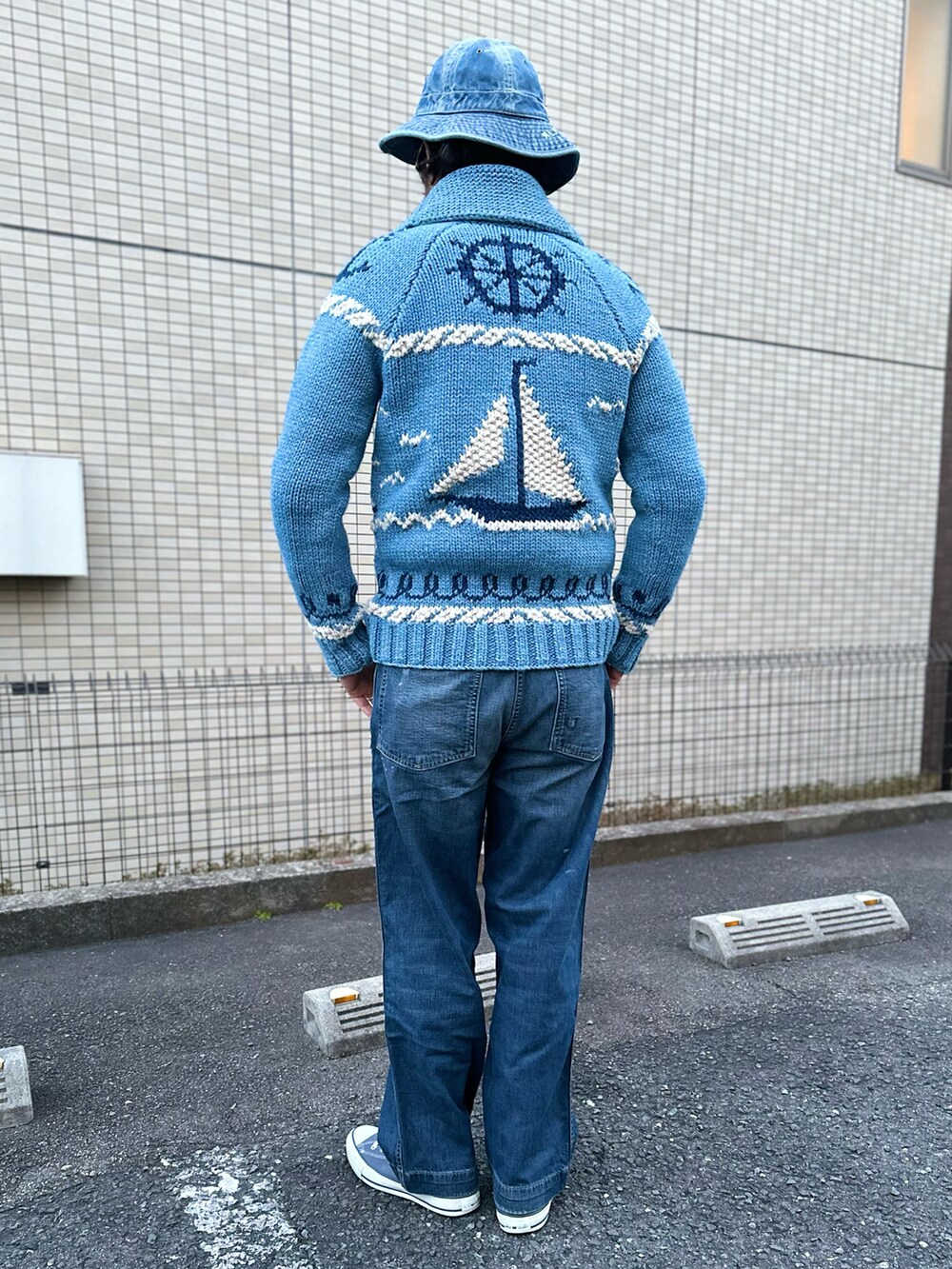 ホワイト系のシャツ/ブラウス、ブルー系のシャツ/ブラウス、ブルー系のデニムパンツを着用したメンズの春コーディネートの4枚目の写真