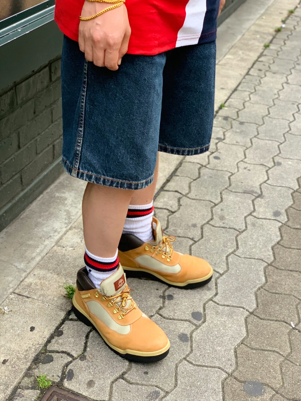 ホワイト系のTシャツ/カットソー、ホワイト系のタンクトップ、ブルー系のパンツを着用したメンズの夏コーディネートの5枚目の写真