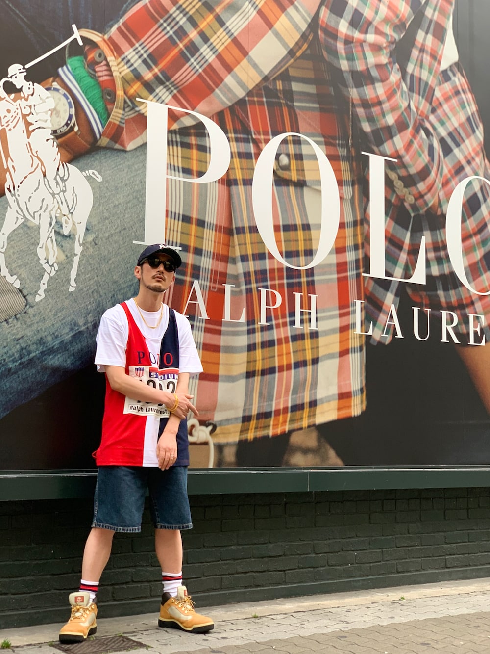 ホワイト系のTシャツ/カットソー、ホワイト系のタンクトップ、ブルー系のパンツを着用したメンズの夏コーディネートの3枚目の写真