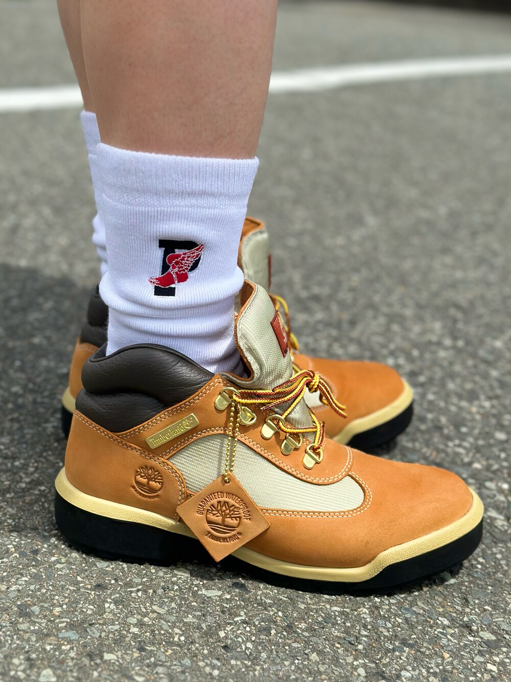 ホワイト系のTシャツ/カットソー、ホワイト系のタンクトップ、レッド系のその他パンツを着用したメンズの春コーディネートの2枚目の写真