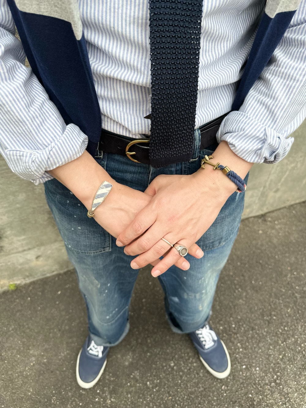 ブルー系のシャツ/ブラウス、ブルー系のネクタイ、グレー系のポロシャツを着用したメンズの春コーディネートの3枚目の写真