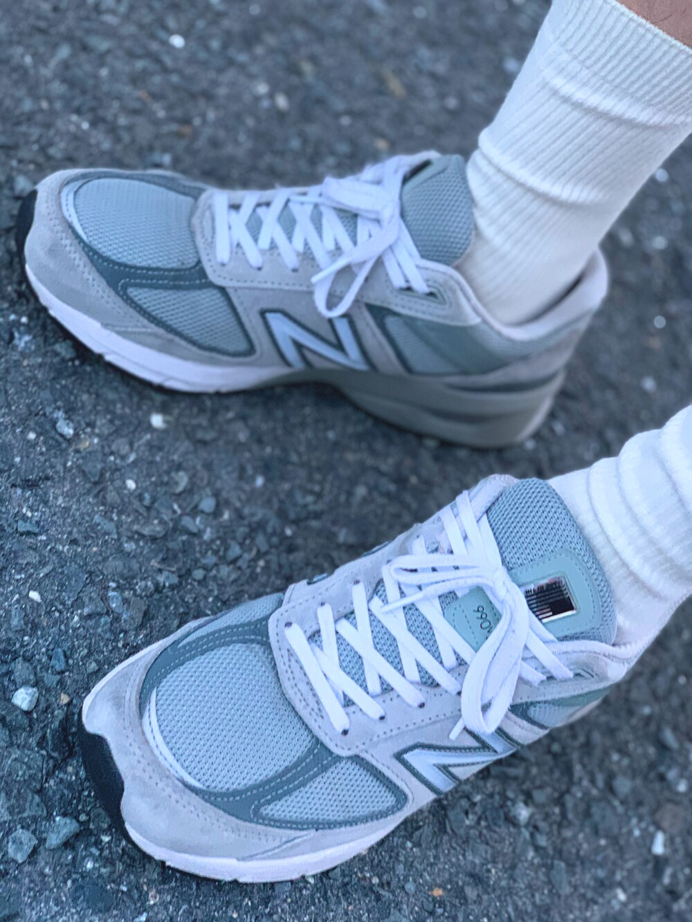 グレー系のパーカー、ホワイト系のタンクトップ、レッド系のその他パンツを着用したメンズの春コーディネートの5枚目の写真