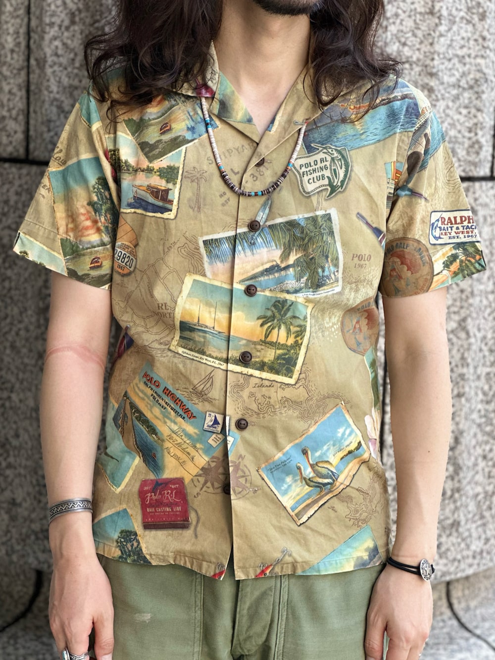 その他のシャツ/ブラウス、グリーン系のカーゴパンツ、ブラウン系のサンダルを着用したメンズの夏コーディネートの2枚目の写真