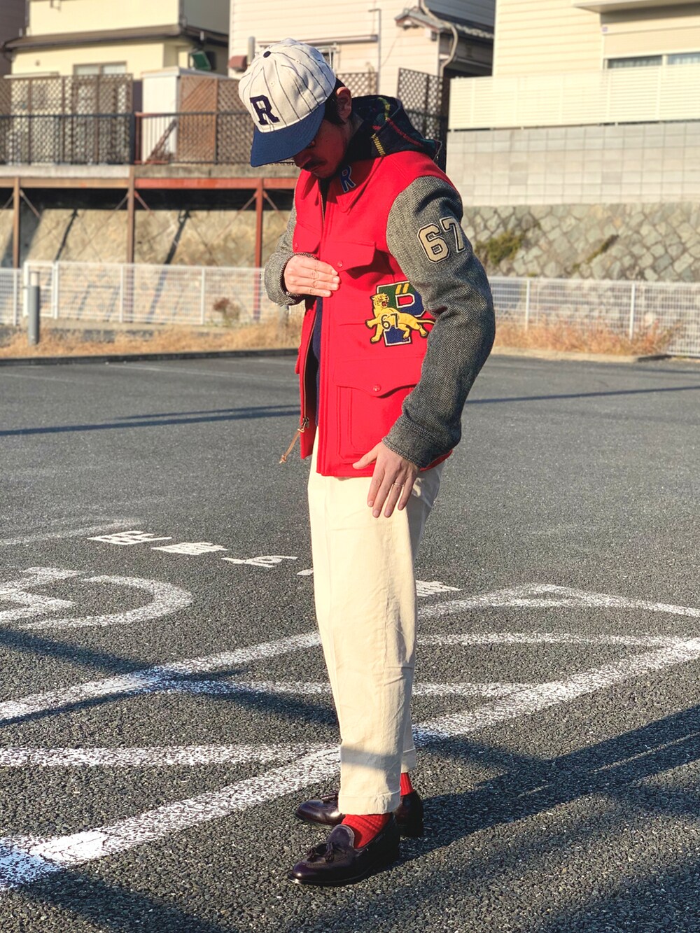 グリーン系のシャツ/ブラウス、ブルー系のニット/セーター、レッド系のジャケット/アウターを着用したメンズの冬コーディネートの3枚目の写真