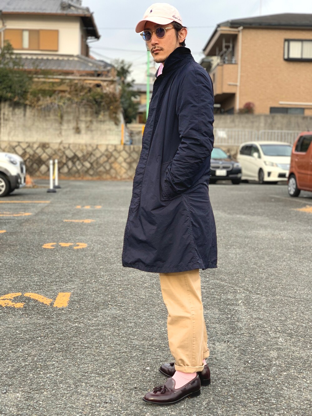 ピンク系のシャツ/ブラウス、グリーン系のニット/セーター、ブルー系のその他アウターを着用したメンズの冬コーディネートの4枚目の写真