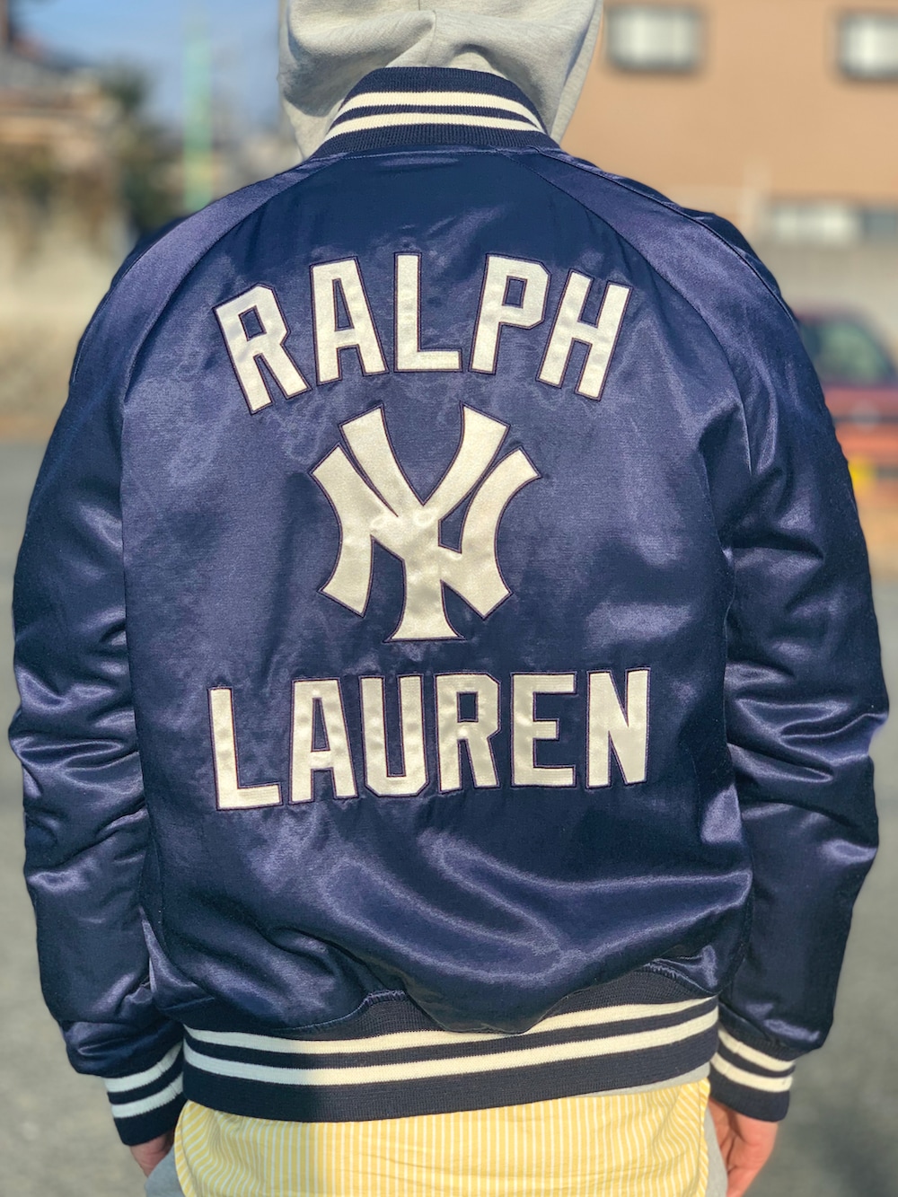 グレー系のパーカー、ブルー系のスタジャン、グレー系のTシャツ/カットソーを着用したメンズの冬コーディネートの2枚目の写真