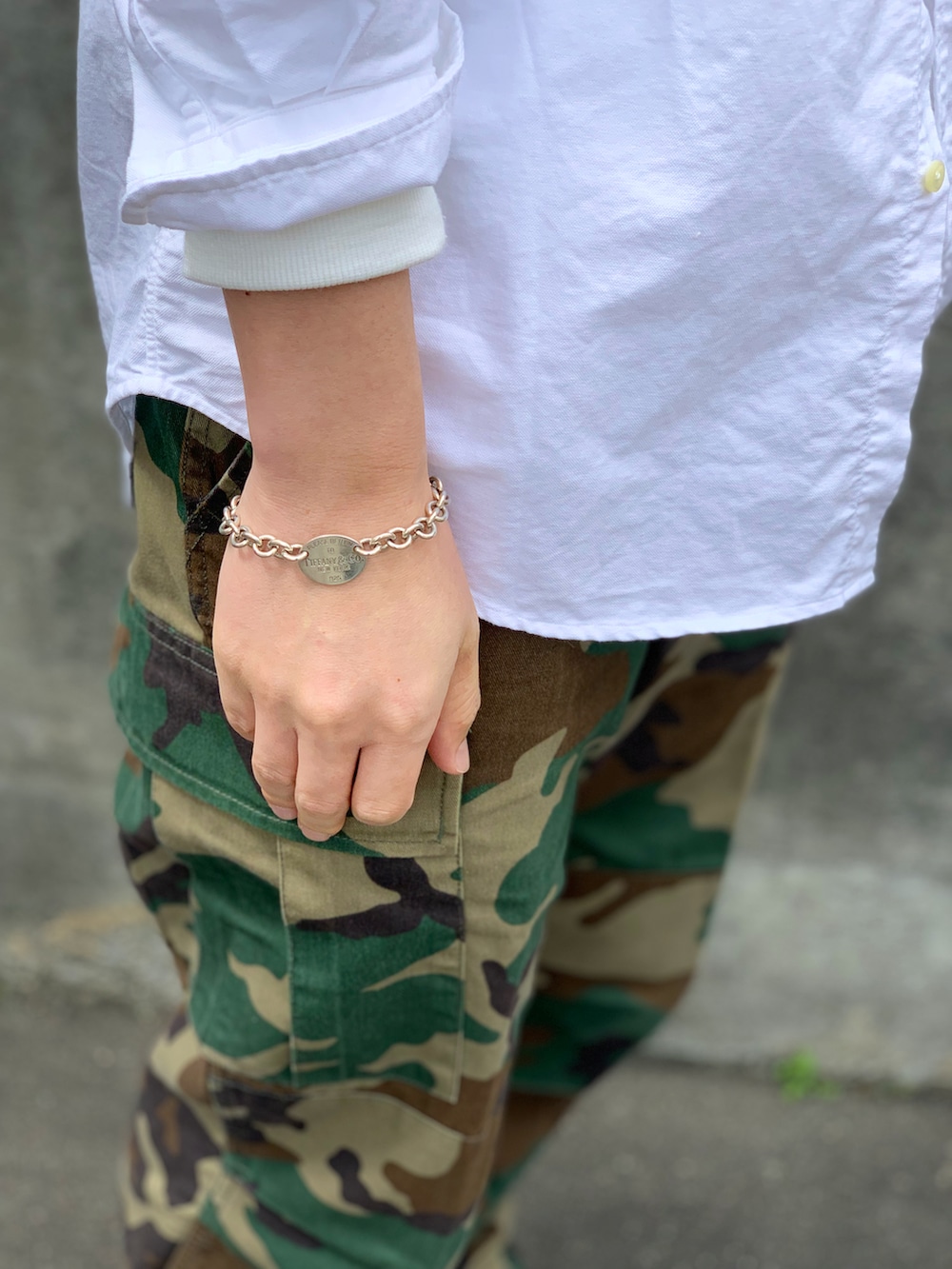 ホワイト系のスウェット、ホワイト系のシャツ/ブラウス、グリーン系のカーゴパンツを着用したメンズの春コーディネートの5枚目の写真