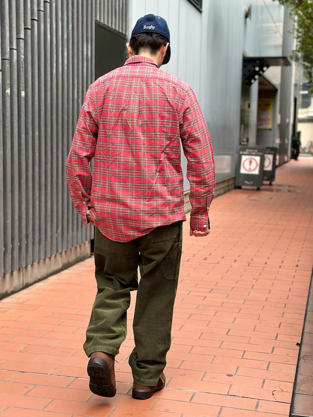 レッド系のシャツ/ブラウス、グリーン系のその他パンツ、ブラウン系のブーツを着用したメンズの秋コーディネートの3枚目の写真