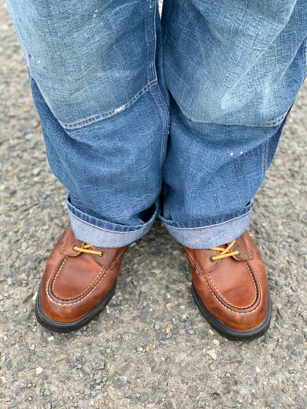 ブルー系のシャツ/ブラウス、ブルー系のサロペット/オーバーオール、ブラウン系のブーツを着用したメンズの夏コーディネートの3枚目の写真